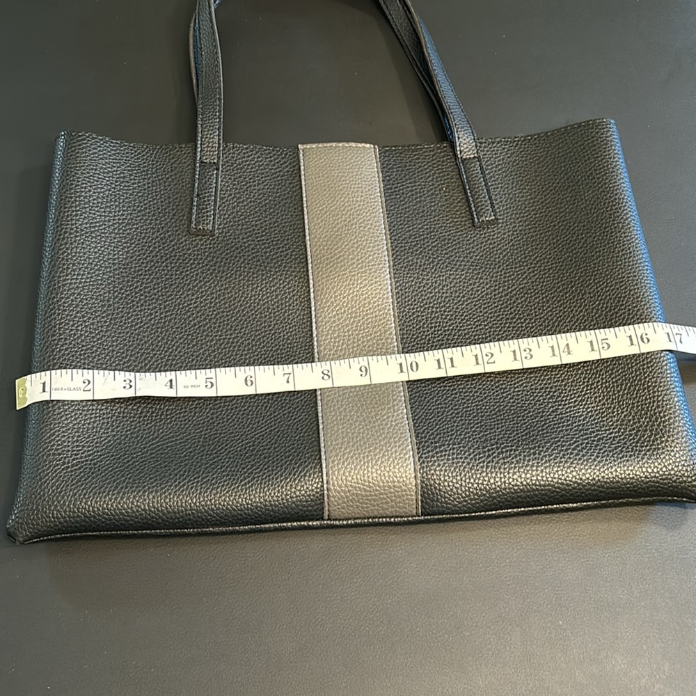 Vince Camuto shoulder bag. - Picture 4 of 6